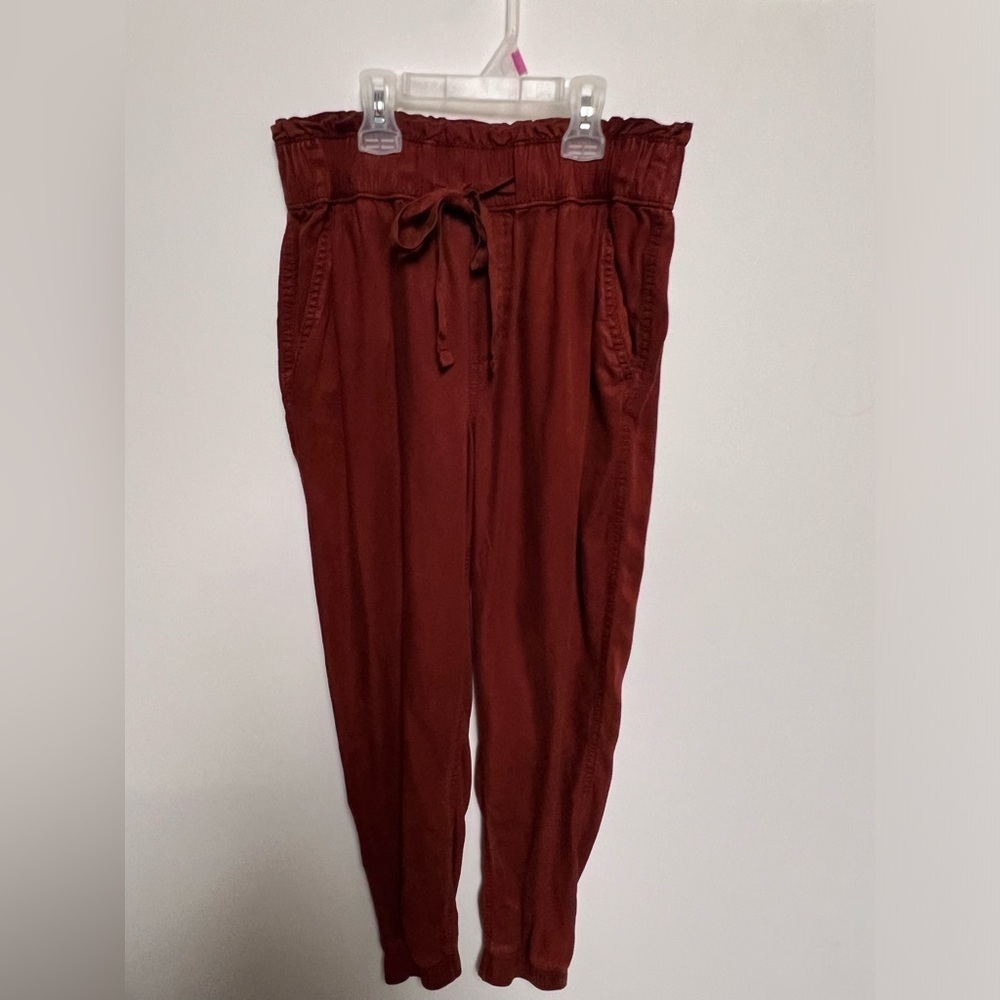 “SO” HIGH RISE UTILITY JOGGERS. SIZE M. RUST COLOR